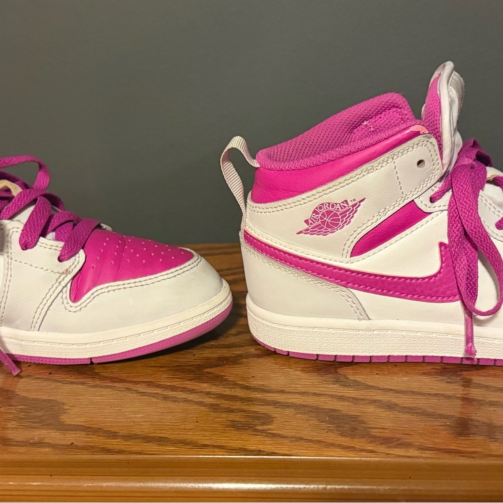 Air Jordan 1 Mid Kids 'Fire Pink' sneaker - size 2